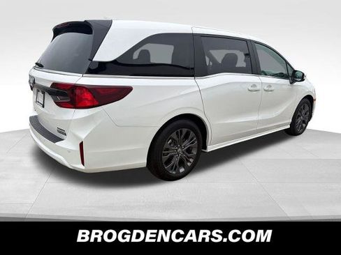 New 2026 Honda Odyssey Touring image 3