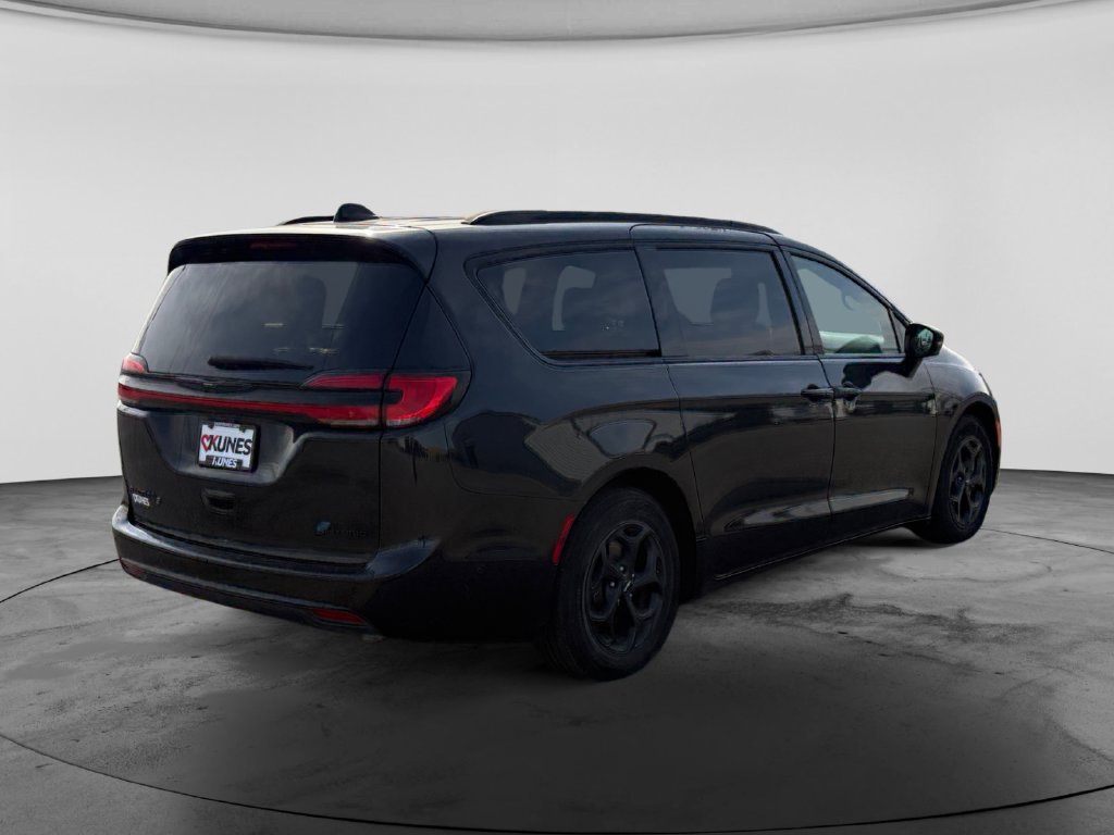 Used 2024 Chrysler Pacifica Premium FWD image 9