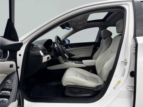 Used 2018 Honda Accord Touring image 17