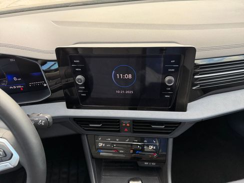 Used 2025 Volkswagen Jetta SE image 21