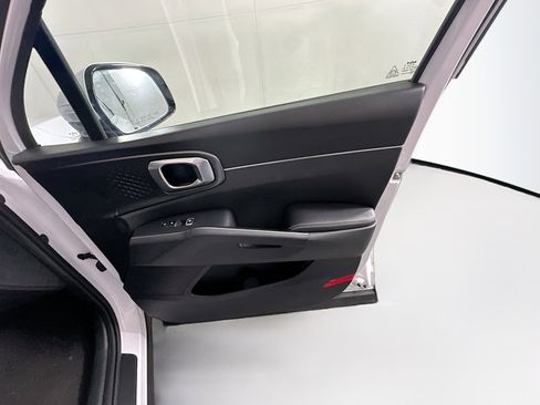Used 2024 Kia Sorento S image 32