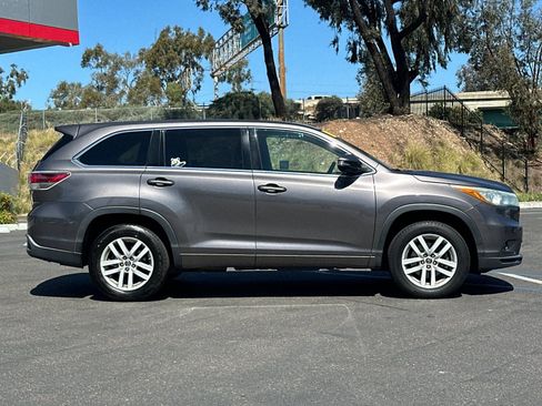 Used 2016 Toyota Highlander LE image 6