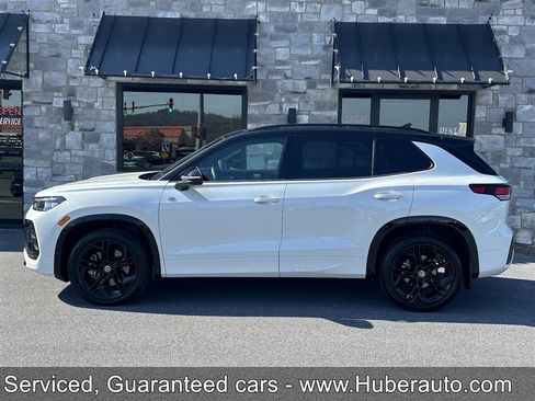 Used 2025 Volkswagen Tiguan SE R-Line image 2