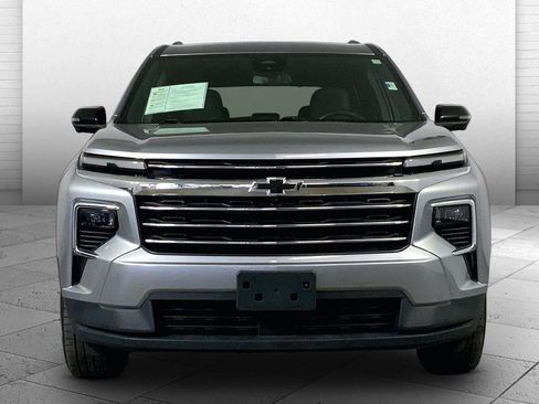 Used 2024 Chevrolet Traverse LT image 2