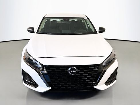 Used 2025 Nissan Altima 2.5 SV image 2