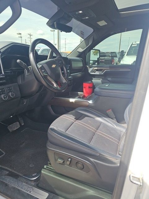 Used 2024 Chevrolet Silverado 2500 High Country w/ High Country Premium Package AWD/4WD image 2