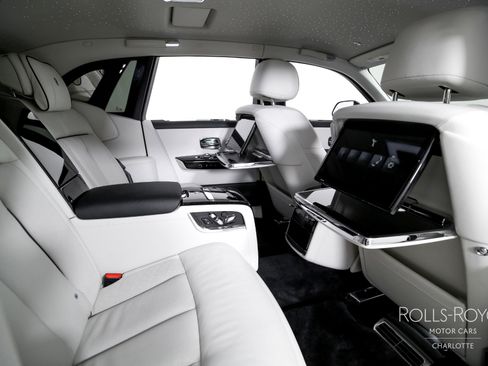 Certified 2025 Rolls-Royce Phantom Sedan image 30