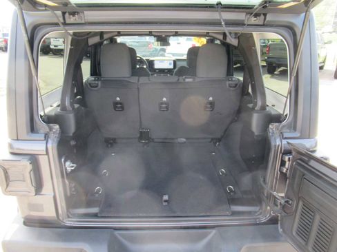 Used 2025 Jeep Wrangler Sport S image 5
