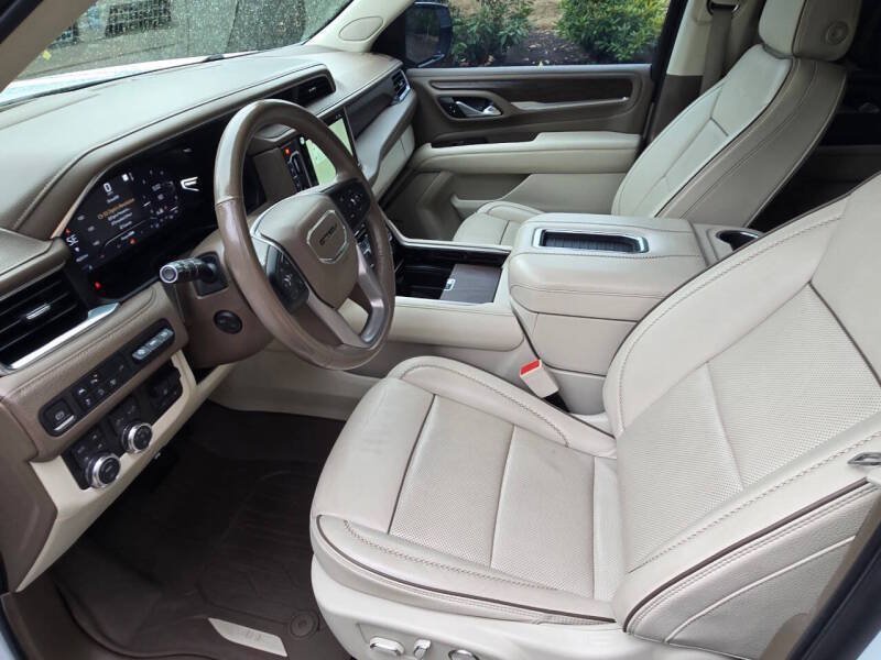 Used 2022 GMC Yukon Denali w/ Denali Ultimate Package AWD/4WD image 12
