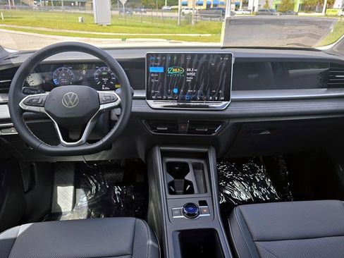 New 2025 Volkswagen Tiguan SE image 11