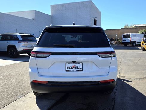 New 2025 Jeep Grand Cherokee Altitude image 4