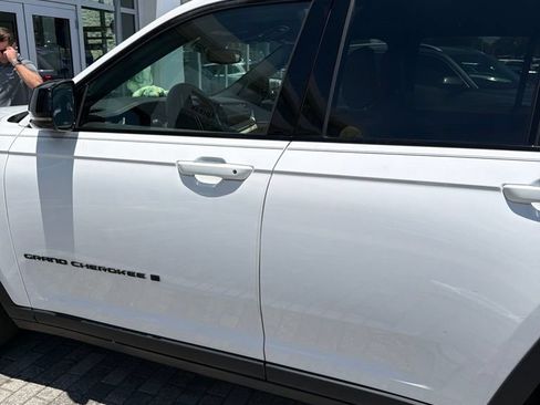 Used 2023 Jeep Grand Cherokee Limited w/ Black Appearance Package RWD image 32