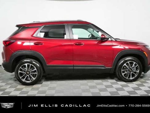 Used 2025 Chevrolet TrailBlazer LT AWD/4WD image 2