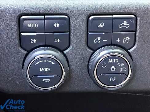 Used 2025 Chevrolet Silverado 2500 LTZ w/ LTZ Convenience Package image 33