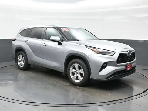 Used 2024 Toyota Highlander LE AWD/4WD image 8
