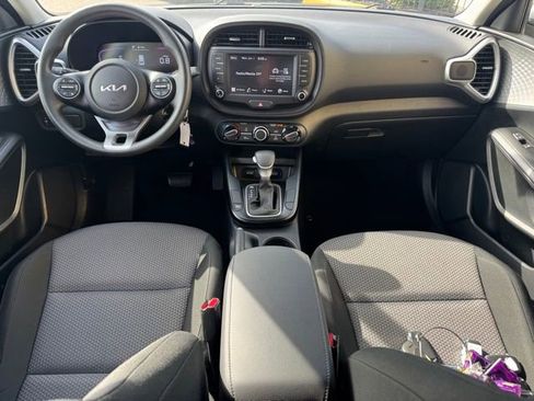 Certified 2025 Kia Soul LX w/ LX Technology Package FWD image 15