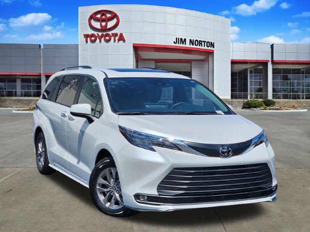 Used 2026 Toyota Sienna XLE FWD image 1