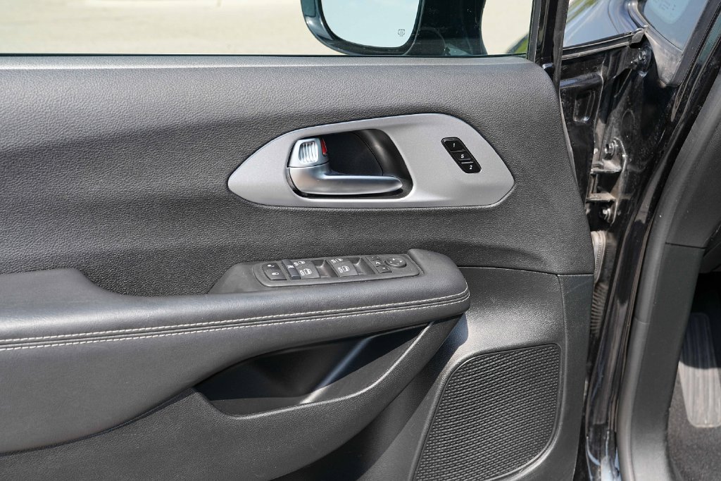 Used 2025 Chrysler Pacifica Limited FWD image 27