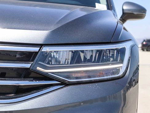 Used 2023 Volkswagen Tiguan SE w/ Panoramic Sunroof Package FWD image 7