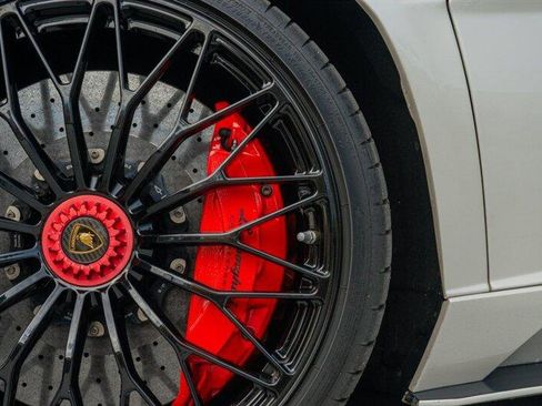 Used 2017 Lamborghini Aventador S image 34