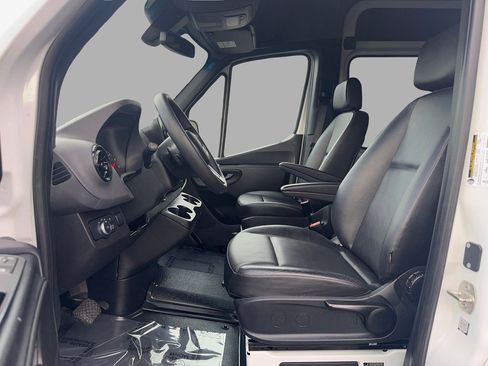 Used 2021 Mercedes-Benz Sprinter 2500 image 9