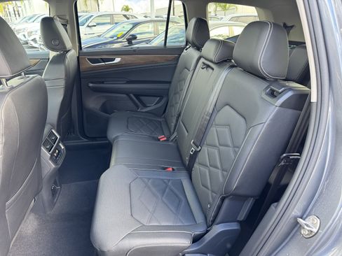 Used 2025 Volkswagen Atlas SE image 35