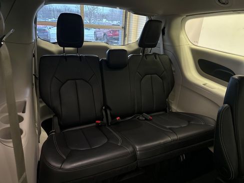 Used 2023 Chrysler Pacifica Touring-L image 45