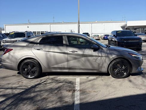 Used 2021 Hyundai Elantra SEL w/ Convenience Package image 2