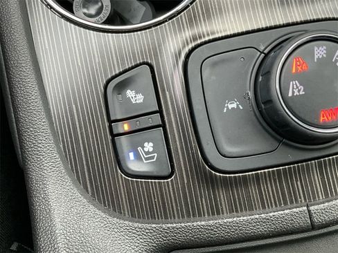 Used 2022 GMC Acadia SLT w/ Technology Package image 22