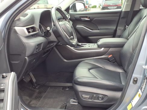 Used 2022 Toyota Highlander XLE AWD/4WD image 12