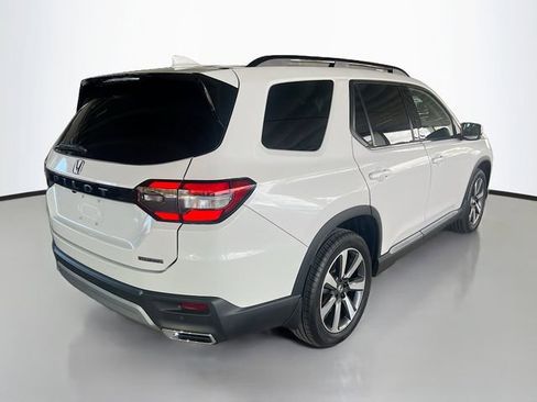 Used 2025 Honda Pilot Touring image 8
