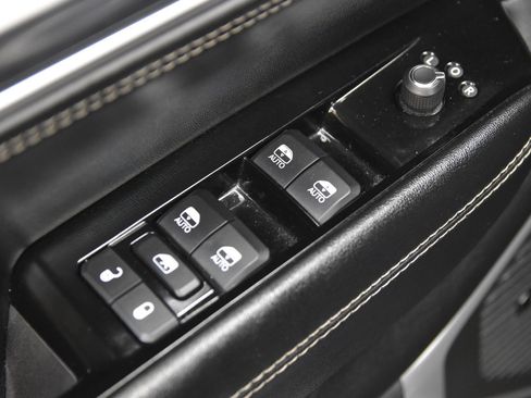 Used 2023 Jeep Wagoneer L Series III RWD image 17