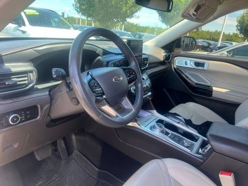 Used 2023 Ford Explorer Platinum w/ Technology Package AWD/4WD image 3