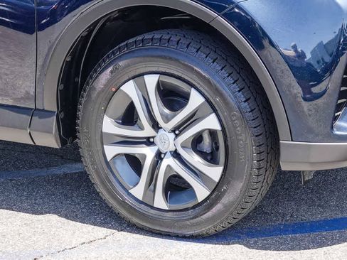 Used 2018 Toyota RAV4 LE FWD image 9