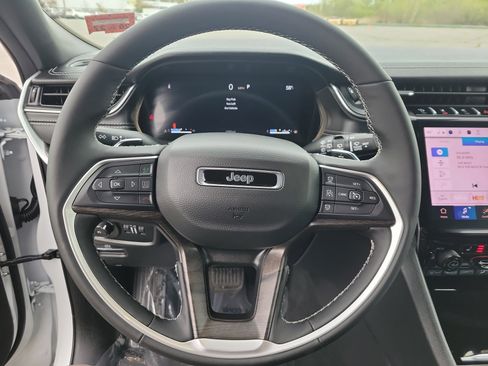 Used 2025 Jeep Grand Cherokee Limited AWD/4WD image 21