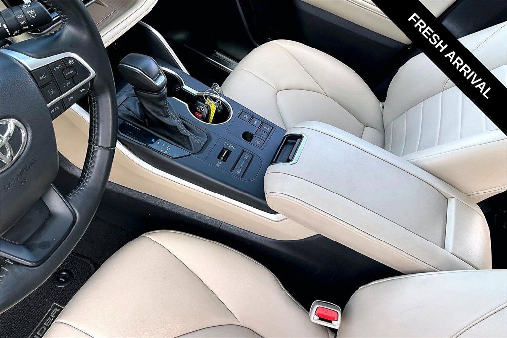 Used 2024 Toyota Highlander XLE AWD/4WD image 8