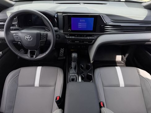 Used 2025 Toyota Camry SE image 13