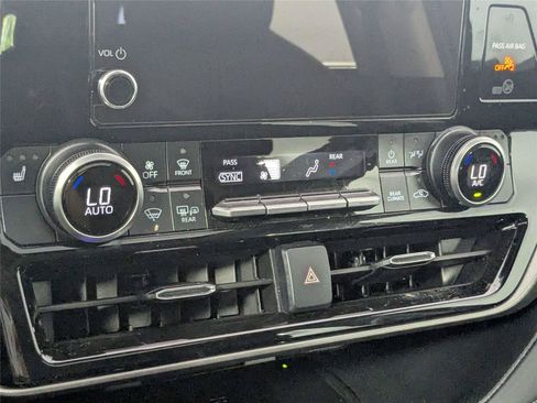 Certified 2025 Toyota Highlander XLE FWD image 24