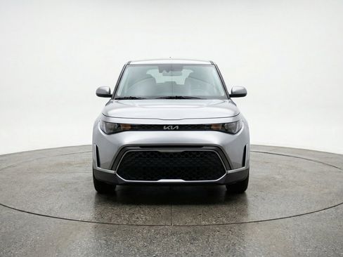 Used 2025 Kia Soul LX w/ LX Technology Package FWD image 2