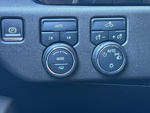 Used 2022 Chevrolet Silverado 1500 LT AWD/4WD image 38