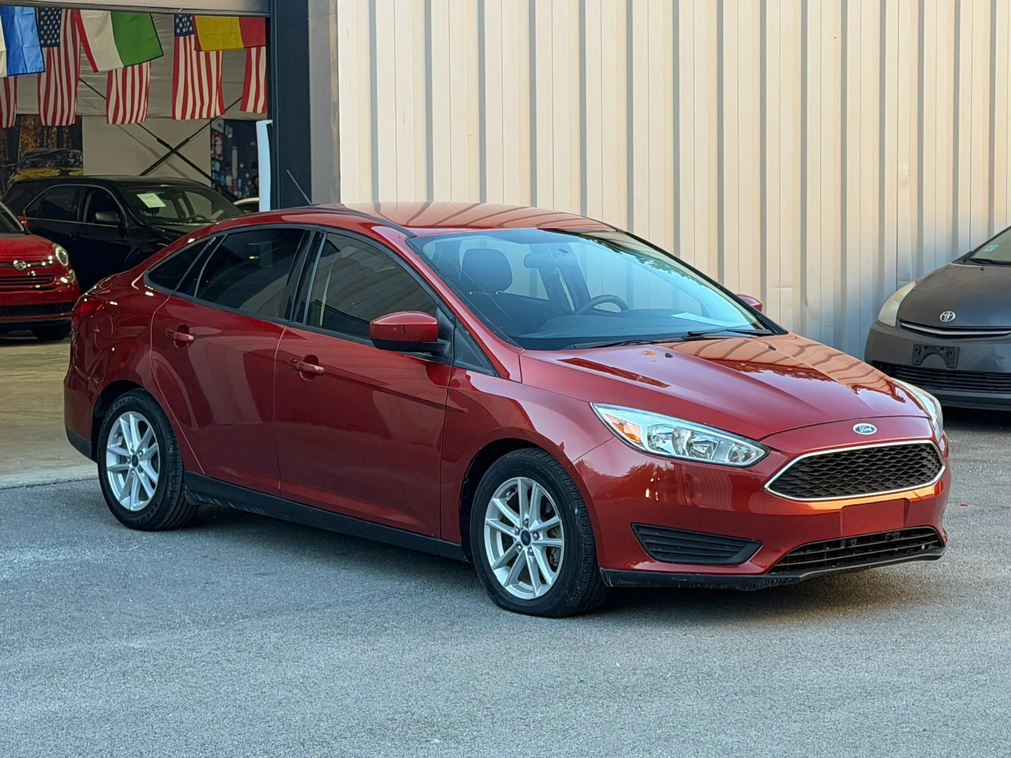Used 2018 Ford Focus SE FWD image 1