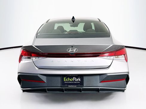 Used 2024 Hyundai Elantra SE image 7