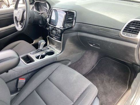 Used 2019 Jeep Grand Cherokee Laredo w/ 18" Wheel & 8.4" Radio Group AWD/4WD image 25