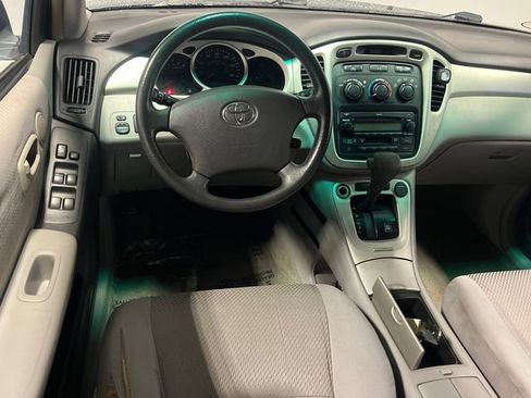Used 2005 Toyota Highlander 2WD w/ 3rd Row image 12