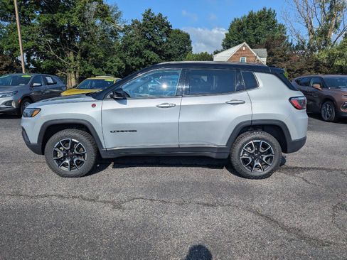 Used 2025 Jeep Compass Trailhawk AWD/4WD image 4