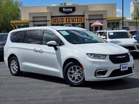 Used 2023 Chrysler Pacifica Touring-L FWD image 1