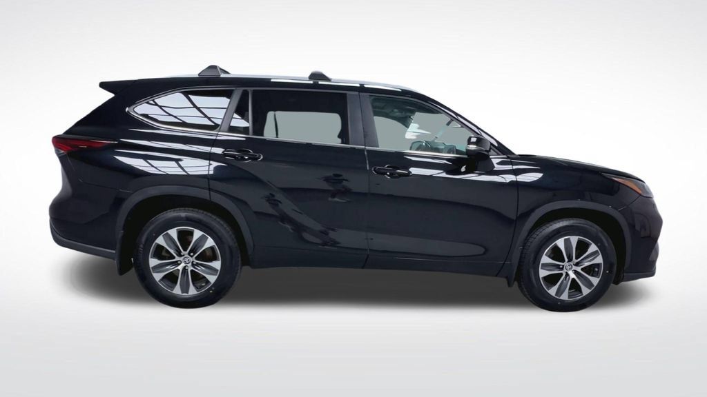 Certified 2024 Toyota Highlander XLE AWD/4WD image 28