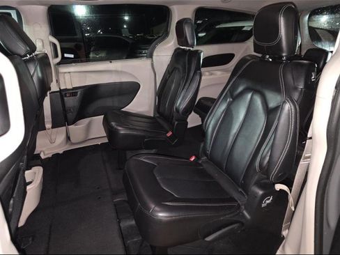 Used 2023 Chrysler Pacifica Touring-L image 7