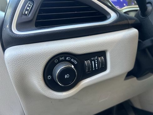 Used 2022 Chrysler Pacifica Touring-L image 12