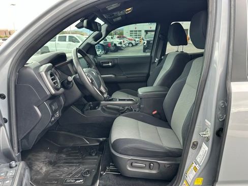 Used 2020 Toyota Tacoma TRD Off-Road w/ Technology Package AWD/4WD image 2